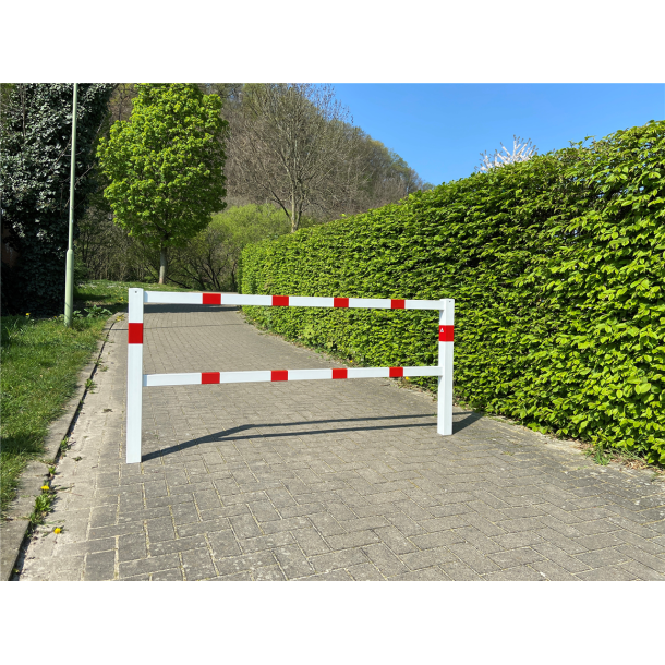 Stationary access barriers | welded | with top and quarter-bent bar | hot-dip galvanized and white coatedwith red reflecting stripes | total width: 2500 mm
